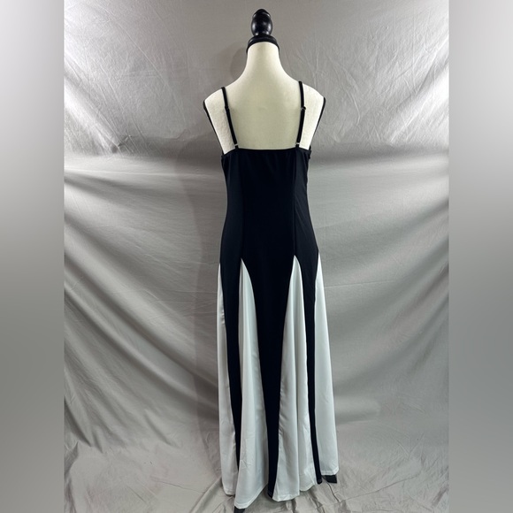 Sweetheart Neckline Two Tone Dress Black/White - Picture 9 of 10